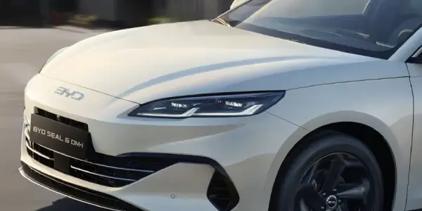BYD SEAL 6 DM-i distinctive lighting and 18-inch alloy wheels